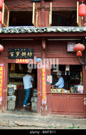 Due chef preparare le cialde Lijiang in città vecchia Cina Yunnan Foto Stock