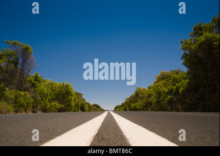 Australia; una doppia linea bianca al centro della strada Foto Stock