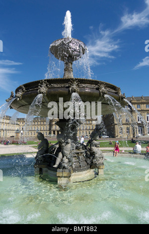 Fontana a Schlossplatz square, il Neues Schloss (Palazzo Nuovo) in background, Stoccarda, Baden-Wuerttemberg, Germania Foto Stock