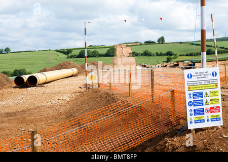 Viene posato il gasdotto National Grid, visto qui attraversando il Cotswolds vicino a Upper Coberley, Gloucestershire UK Foto Stock