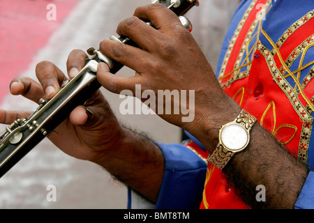 Le mani del giocatore di flauto chiamato 'bajawala' usura guarda anche suonato festival di immersione del signore Ganesh ; Pune ; Maharashtra ; India Foto Stock