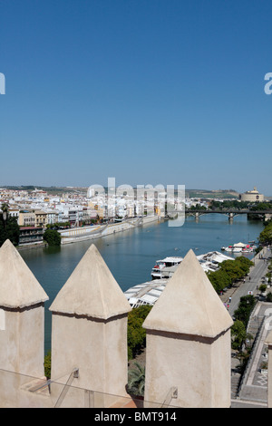 Vista dalla Torre del Oro a Siviglia una volta parte della città di difese ora un museo marittimo Siviglia Andalusia Spagna Europa Foto Stock