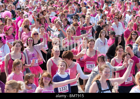 Le donne che prendono parte all'annuale per la ricerca contro il cancro carità fund raising CORSA PER LA VITA ABERYSTWYTH 16 maggio 2010 Foto Stock