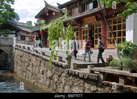 Canal e cafe Lijiang in città vecchia Cina Yunnan Foto Stock