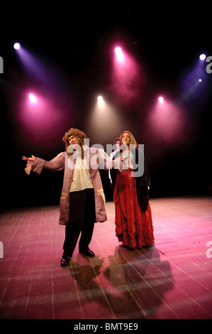 Operai di teatro amatoriale azienda produzione di Moll Flanders, il Musical, Aberystwyth Arts Center, Wales UK Foto Stock