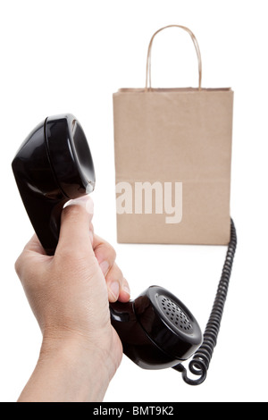 Carta marrone shopping bag e telefono con sfondo bianco Foto Stock