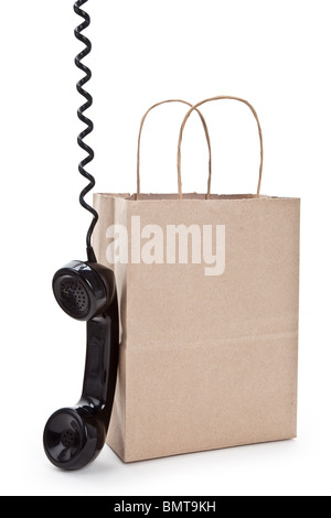 Carta marrone shopping bag e telefono con sfondo bianco Foto Stock