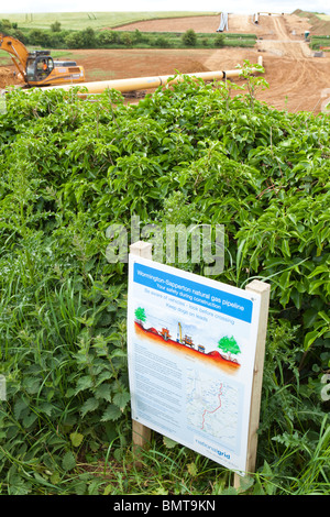 Salute & Sicurezza segno in cui una conduttura di gas naturale è prevista, visto qui attraversando il Cotswolds vicino Syreford, Gloucestershire Foto Stock