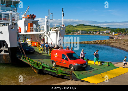 Passeggeri e auto lo sbarco dal traghetto Cumbrae a Largs, Ayrshire, in Scozia Foto Stock