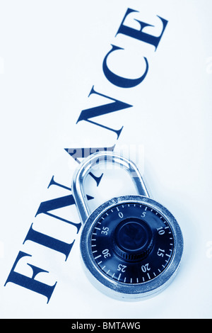 Headline finance e la serratura e concetto di protezione finanziaria Foto Stock