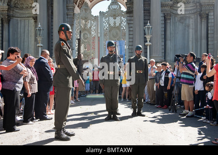 Cambio della guardia ed i turisti al di fuori del Palazzo Dolmabahce, Istanbul, Turchia Foto Stock