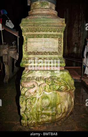 La testa di Medusa alla base di una colonna, Basilica Cistern, Yerebatan Sarnici, Sultanahmet, Istanbul, Turchia Foto Stock