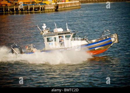 Un NYPD barca di polizia numero 312 dall'unità di Porto di velocità attraverso l'acqua su Martedì, 15 giugno 2010. (© Richard B. Levine) Foto Stock