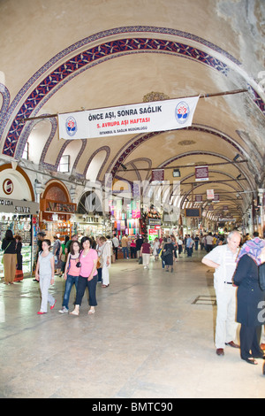 I turisti che visitano il Grand Bazaar, Istanbul, Turchia Foto Stock