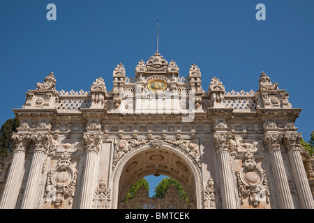 Sultan's Gate, noto anche come il Royal e Imperial Gate, il Palazzo Dolmabahce, Istanbul, Turchia Foto Stock