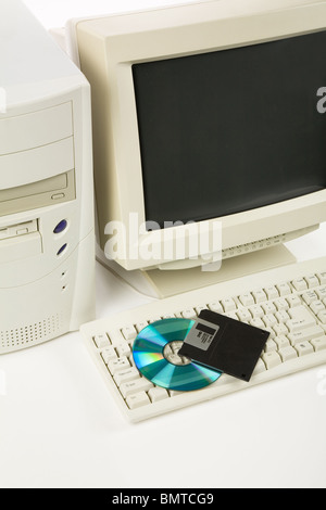 Computer desktop e CD-ROM, floppy disk close up shot Foto Stock