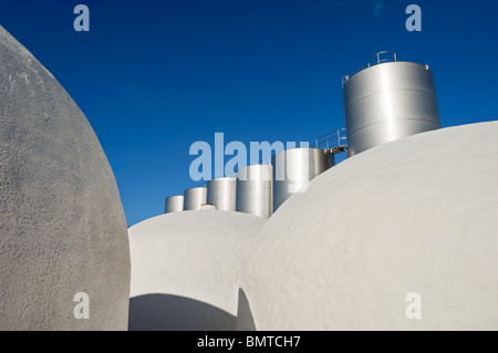 In acciaio inox e vasche in cemento in una cantina, Alentejo, Portogallo Foto Stock