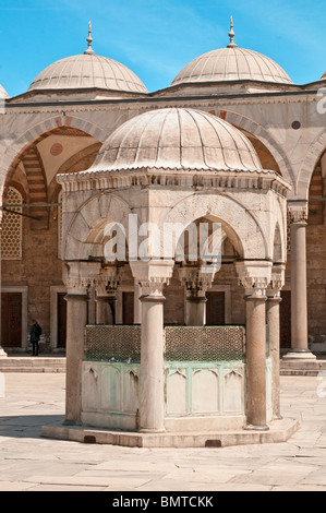 Nel cortile della Moschea Blu Foto Stock