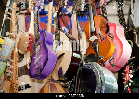 Strumenti musicali per la vendita nel Grand Bazaar, Istanbul, Turchia Foto Stock