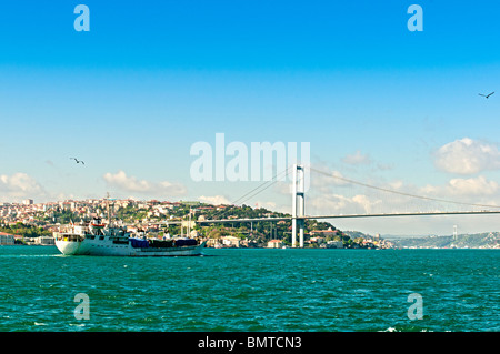 Vista sul Ponte Sospeso sul Bosforo Panorama ad Istanbul in Turchia Foto Stock