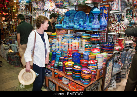 Per turisti in cerca di ceramica per la vendita nel Grand Bazaar, Istanbul, Turchia Foto Stock