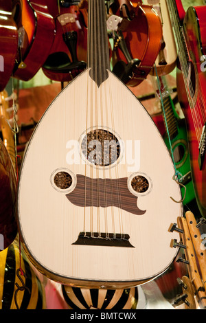 Un Ud, uno strumento musicale per la vendita nel Grand Bazaar, Istanbul, Turchia Foto Stock