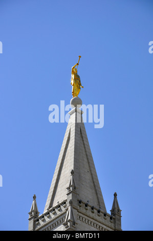 La piazza del tempio complesso tempio di alloggiamento e altro mormone chiesa gli edifici di Salt Lake City, Utah, Stati Uniti d'America. Angelo Moroni. Foto Stock