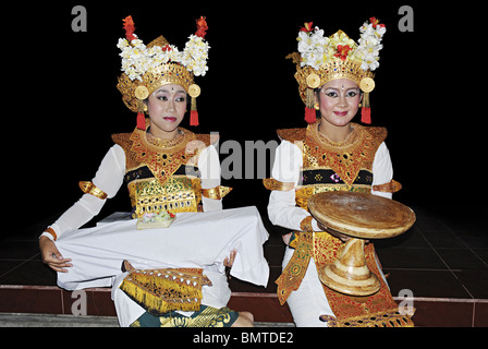 Indonesia-Bali, ragazze Balinese ottenere pronto per eseguire la danza Balinese. Foto Stock