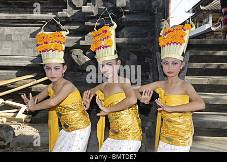 Indonesia-Bali, ragazze di eseguire la danza di Bali. Foto Stock