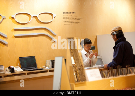 Il Muji flagship store nel quartiere di Yurakucho della Tokyo, Giappone. Martedì 27 aprile 2010. Foto Stock