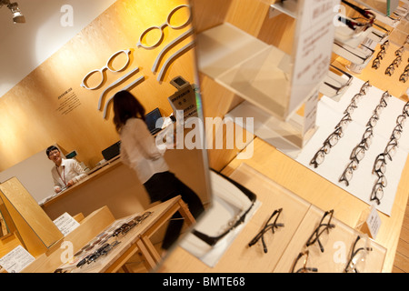 Il Muji flagship store nel quartiere di Yurakucho della Tokyo, Giappone. Martedì 27 aprile 2010. Foto Stock