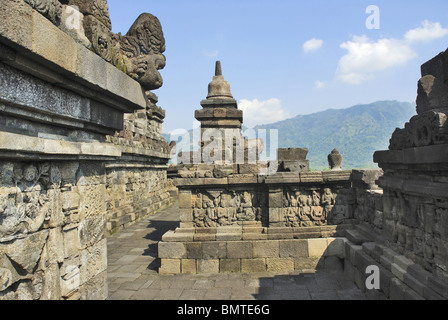 Indonesia-Java-Borobudur, 4 terrazza, General-View da sud a nord. Foto Stock