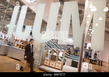 Il Muji flagship store nel quartiere di Yurakucho della Tokyo, Giappone. Martedì 27 aprile 2010. Foto Stock