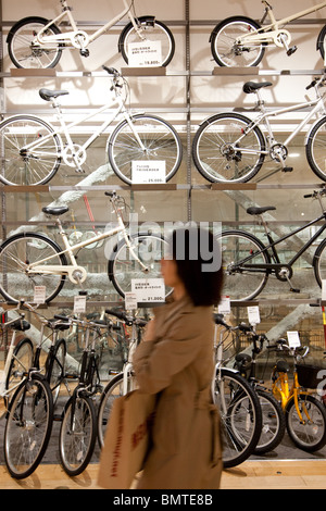 Il Muji flagship store nel quartiere di Yurakucho della Tokyo, Giappone. Martedì 27 aprile 2010. Foto Stock