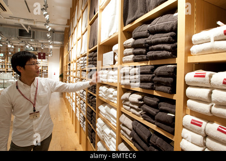 Il Muji flagship store nel quartiere di Yurakucho della Tokyo, Giappone. Martedì 27 aprile 2010. Foto Stock