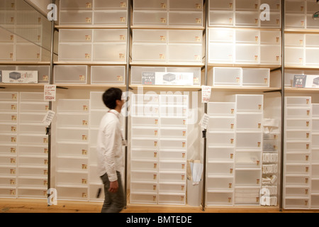 Il Muji flagship store nel quartiere di Yurakucho della Tokyo, Giappone. Martedì 27 aprile 2010. Foto Stock