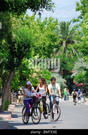 ISTANBUL, Turchia. I giovani in bicicletta sul Princes' Isola di Buyukada nel Mar di Marmara. 2009. Foto Stock