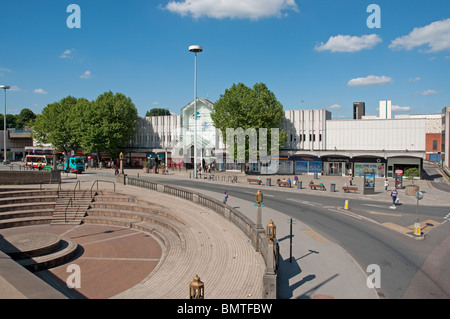 Mersey quadrato con Merseyway Shopping Centre in background,Stockport,Greater Manchester, UK. Foto Stock