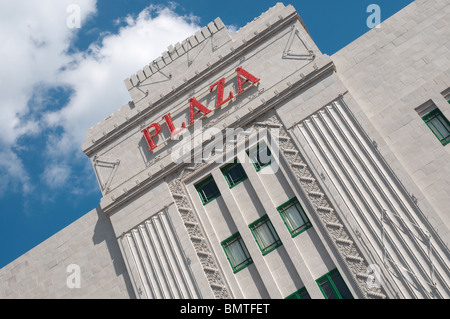 Il Plaza Stockport, aperto nel 1932, l'art deco cinema e teatro dell'architetto W. Thornley è una Grade II * listed building. Foto Stock