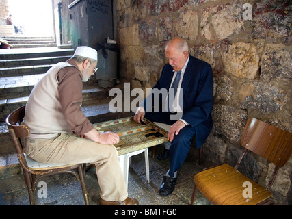 Due uomini giocare a Backgammon off la Via Dolorosa nella città vecchia di Gerusalemme Foto Stock