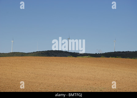 Vista sui campi arati per aerogeneratori all'orizzonte, vicino Huete, Provincia Cuenca, Castilla la Mancha, in Spagna Foto Stock