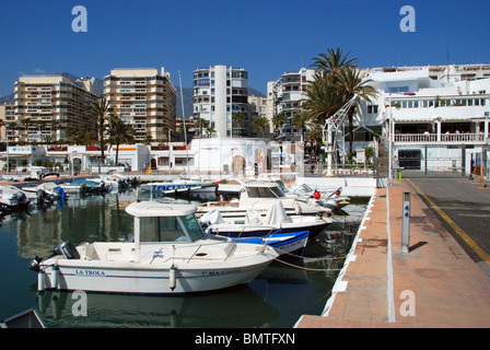 Barche in marina a Marbella, Costa del Sol, provincia di Malaga, Andalusia, Spagna, Europa occidentale. Foto Stock