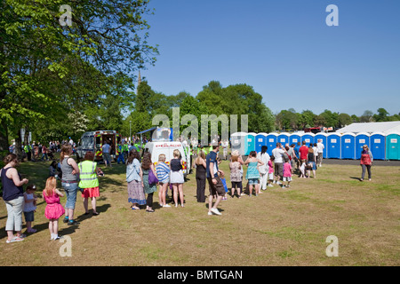 Coda per la toilette in corrispondenza di Glasgow Southside Festival 2010 in Queens Park area ricreativa. Foto Stock