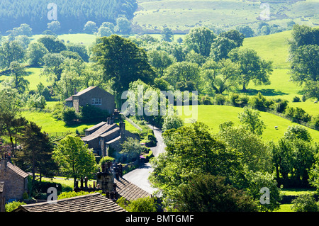 Vista di Pendle Hill da Downham village,Lancashire, Regno Unito Foto Stock