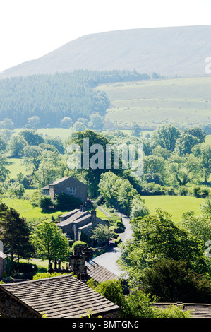 Vista di Pendle Hill da Downham village,Lancashire, Regno Unito Foto Stock