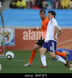 RAFAEL VAN DER VAART & DAISUKE PAESI BASSI V GIAPPONE DURBAN STADIUM DURBAN SUD AFRICA 19 Giugno 2010 Foto Stock