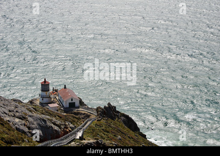 Point Reyes National Seashore, CA: il punto Reyes Lighthouse sorge su un promontorio sopra l'Oceano Pacifico. Foto Stock