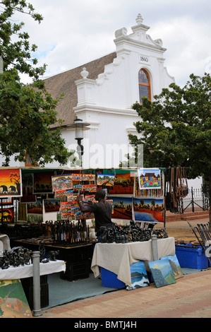 Commerciante di mercato la vendita di souvenir turistici da uno stallo in Stellenbosch western cape Sud Africa Foto Stock