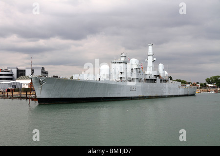 HMS Bristol (D23) è un tipo di 82 cacciatorpediniere, l'unica nave della sua classe ad essere costruita per la Royal Navy. Il porto di Portsmouth. Foto Stock