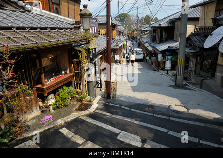 Una strada per lo shopping a Kiyomizu 3-chome nella città vecchia di Kyoto, Japan JP Foto Stock